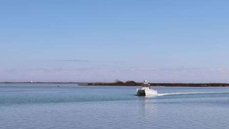 Flatboat-De-Pesca-Navegando-A-Través-De-Pequeñas-Islas-De-Tormenta-En-El-Canal-Intercostero-Del-Golfo-Cerca-De-La-Isla-Padre-En-Una-Brillante-Tarde-De-Invierno