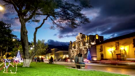 Gente-En-El-Césped-De-La-Plaza-De-Armas-De-Cajamarca-En-Perú-Con-Vista-De-La-Catedral-De-Cajamarca-En-La-Noche
