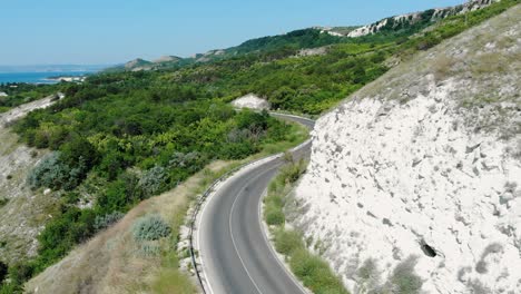 Camino-Sinuoso-En-La-Costa-De-La-Colina-Blanca-Con-Una-Densa-Vegetación-En-Balchik,-Bulgaria