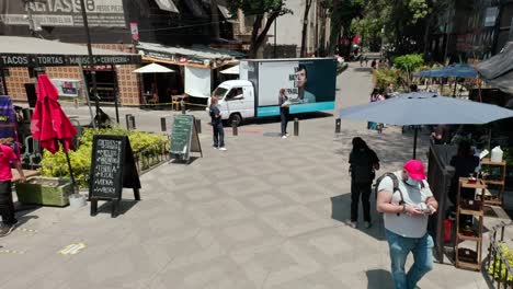 Weitwinkel-Antennenwagen-Vom-öffentlichen-Platz-In-La-Condesa-Bei-Tag