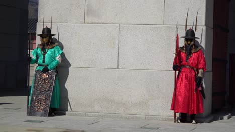 Royal-Guards-in-old-traditional-Korean-warrior-costumes-standing-in-front-of-Gwanghwamun-Gate-Gyeongbokgung-palace-Seoul-Korea