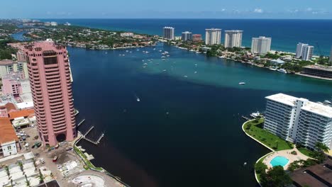 Boca-Raton,-Florida,-USA-–-30.08.2021:-Filmisches-Luftvideo-über-Dem-Lake-Boca-Raton