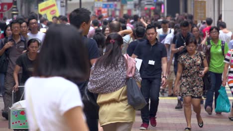 Zeitlupenschwenk-Clip-Einer-Menschenmenge-Chinesen,-Die-Ohne-Masken-Die-Straße-In-Hongkong-überquert
