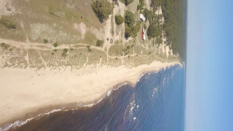 Vertikaler-Drohnenflug-Entlang-Eines-Leeren-Strandes