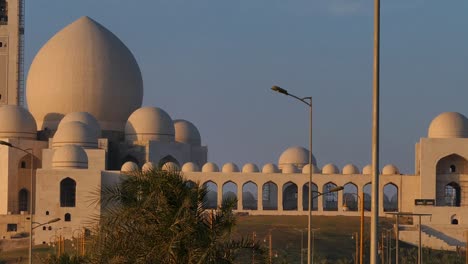 Grand-Jamia-Masjid-En-Karachi,-Pakistán-A-La-Luz-Del-Atardecer