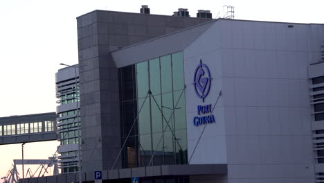Edificio-De-Oficinas-Del-Puerto-De-Gdynia-En-La-Costa-Occidental-De-La-Bahía-De-Gdańsk