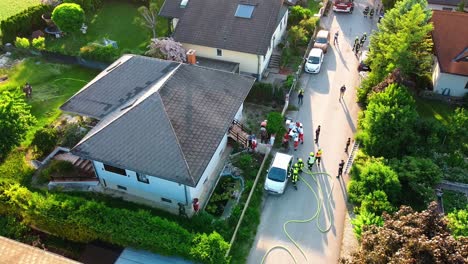Luftaufnahmen-–-Feuerwehrleute-Bei-Einem-Brand-In-Einem-Haus-In-Oberwaltersdorf,-Österreich