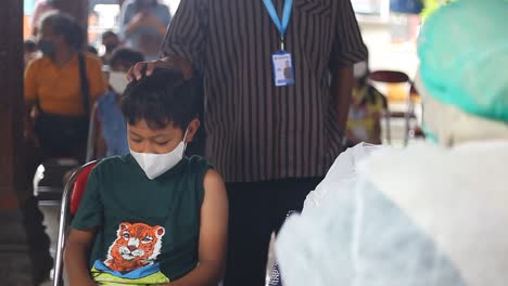 Yogyakarta,-Indonesia---20-De-Diciembre-De-2021:-Un-Niño-De-Escuela-Primaria-Está-Recibiendo-La-Vacuna-Covid-19