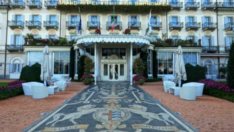 Decorated-entrance-in-slow-motion-of-luxury-Grand-Hotel-des-Iles-Borromees-in-Stresa,-Italy