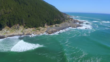 Puerto-O-Caleta-Maguelines,-Constitución-Chile-Tiro-De-Drone-Día-Soleado-Con-Barcos-De-Pesca-Lugar-De-Surf