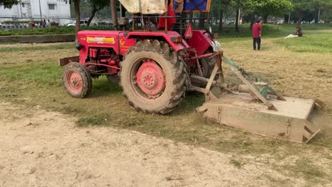 Traktor-Pflügt-Ein-Feld