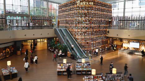 Moderner-Raum-Der-Starfield-Bibliothek-Mit-Besuchern-Im-Coex-Einkaufszentrum-–-Touristenattraktion,-Wahrzeichen-Von-Seoul-–-Mit-Weitwinkelaufnahme-Und-Zeitraffer-Nach-Unten-Geneigt