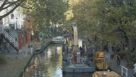 Bauarbeiter-Arbeiten-Von-Einem-Pontonboot-Mit-Kran-Auf-Einem-Wunderschönen-Holländischen-Kanal