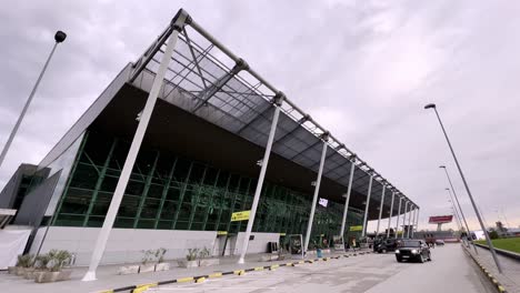 Terminalgebäude-Am-Internationalen-Flughafen-Tirana-In-Tirana,-Albanien