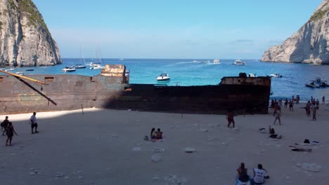 Ship-wreck-and-tourists-on-Navagio-beach,-Zakynthos