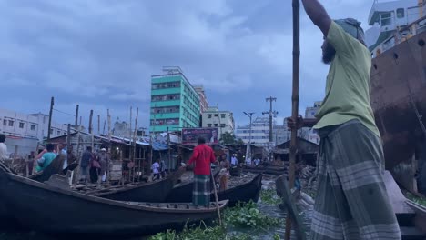Bangladesh-Barquero-Saliendo-De-La-Zona-De-Comercio-Justo-En-El-Puerto-De-Sadarghat-En-El-Viejo-Dhaka