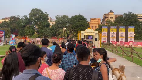 Multitud-De-Personas-Caminando-En-Filas-Para-Ver-El-Durga-Puja-Pandal-En-Kolkata
