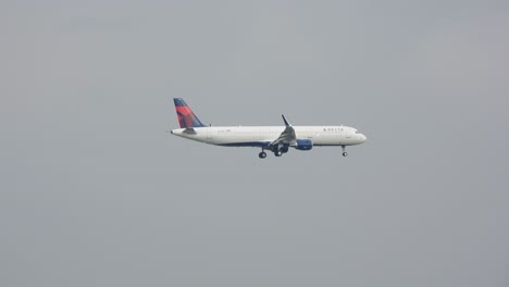 Delta-Airplane-approaches-an-airport-and-begins-descent