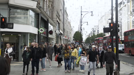 Gente-Esperando-Por-Los-Semáforos-En-Oxford-Street-En-Londres---9-De-Octubre-De-2021