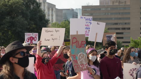 Gran-Multitud-Sostiene-Carteles-De-Protesta-Durante-La-Marcha-De-Mujeres-En-El-Capitolio-De-Texas-En-Austin,-Manifestación-A-Favor-De-La-Elección-Por-Los-Derechos-Reproductivos-Con-Carteles,-4k