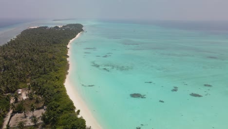 Flug-über-Die-Maledivische-Insel,-Die-Auf-Beiden-Seiten-Von-Türkisfarbenem-Wasser-Umspült-Wird