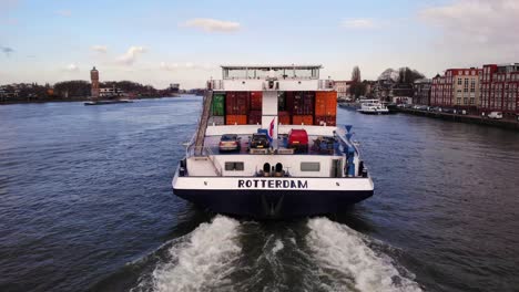 Luftaufnahme-Des-Hecks-Des-Frachtcontainerschiffs-Sensation,-Das-Entlang-Der-Oude-Maas-An-Dordrecht-Vorbeisegelt