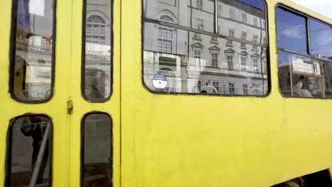 El-Tren-De-Lviv-Ucrania-Pasa-Por-La-Calle