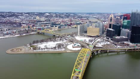 Hochklappbare-Luftaufnahme-Der-Skyline-Der-Innenstadt-Von-Pittsburgh