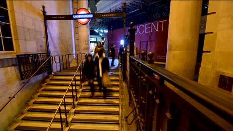 Ein-Abendlicher-Blick-Auf-Menschen,-Die-Die-U-Bahnstation-Piccadilly-Circus,-London,-Vereinigtes-Königreich,-Betreten