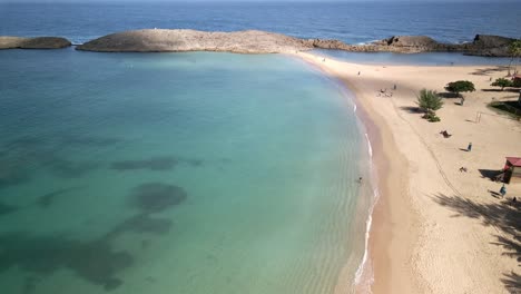 Drohnen-Strandaufnahme-Eines-Strandes-Mit-Kristallklarem,-Blauem-Wasser
