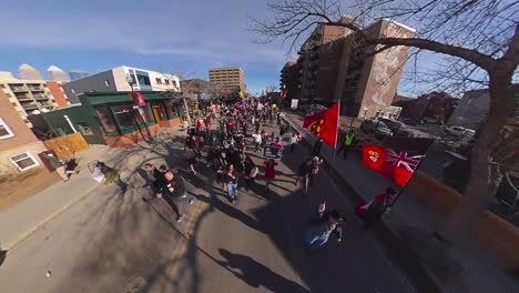 Menschenmenge-Marschiert-Mit-Fahnen-Die-Straße-Entlang,-Protest-In-Calgary,-12.-Februar-2022