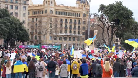 Protest-Gegen-Den-Russischen-Und-Ukrainischen-Krieg-In-Barcelona-Mit-Der-Ukrainischen-Flagge
