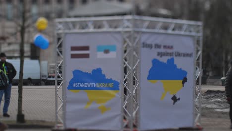 Menschen-Protestieren-Gegen-Den-Russischen-Angriff-Auf-Die-Ukraine-In-Der-Nähe-Der-Russischen-Botschaft-In-Lettland