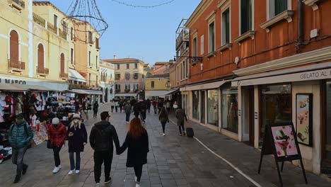 Romantic-couple-walk-in-Cannaregio-district-of-Venice-in-Italy