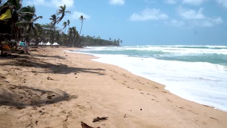 Strand-Von-Playa-Chiquita-In-Panama,-Mittelamerika,-Mit-Fröhlichem-Gesicht,-Schwenkender-Flagge,-Weitwinkelaufnahme-Aus-Der-Hand