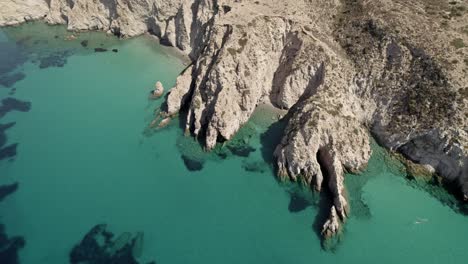 Exklusive,-Versteckte-Strandbucht-Am-Strahlend-Blauen-Wasser-Des-Mittelmeers