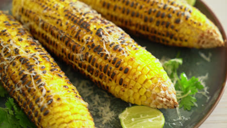 barbecue-and-grilled-corn-with-cheese-and-lime-on-plate