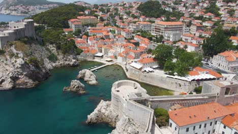 Dubrovnik,-Croacia--Vista-Aérea-De-Las-Murallas-De-Un-Antiguo-Castillo-Junto-Al-Casco-Antiguo-De-Dubrovnik,-Croacia