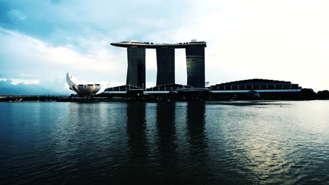 Quiet-and-serene-waters-at-Marina-Bay-with-the-famous-Singapore-skyline-with-MBS,-ArtScience-Museum-and-the-Expo-in-the-daytime