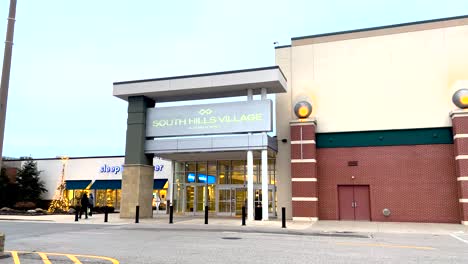 South-hills-village-shopping-mall-near-Pittsburgh,-Pennsylvania,-USA