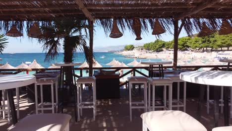 Fliegen-Sie-Durch-Den-Tropischen-Strandclub-Und-Das-Restaurant-In-Ksamil,-Albanien