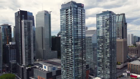 Torres,-Torres-Del-Equipo-De-Hockey-Canadiense-En-El-Centro-De-Montreal,-Edificios-Modernos,-Rascacielos,-Construcción,-Arquitectura-Moderna,-Desarrollo-Urbano