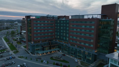 Edificio-Moderno-Del-Hospital-En-La-Universidad-De-Virginia-Occidental,-Wvu