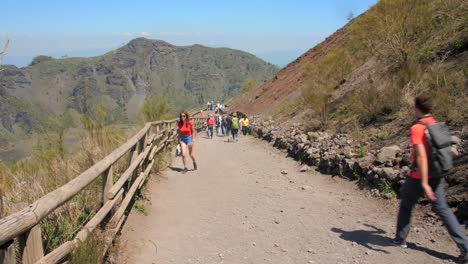 Wanderer-Auf-Dem-Steilen-Gipfel-Des-Vesuvs-In-Neapel,-Italien