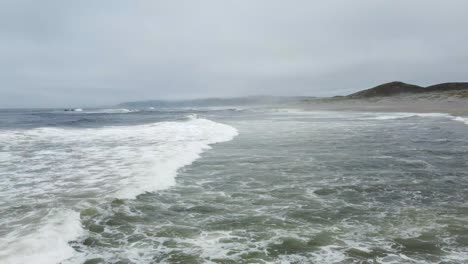 Feste-Aufnahme-Starker-Wellen,-Die-Im-Blauen-Ozean-In-Kalifornien-Plätschern