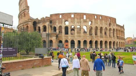 Recorriendo-Los-Restos-Del-Imperio-Romano-El-Antiguo-E-Histórico-Coliseo-En-Roma,-Italia