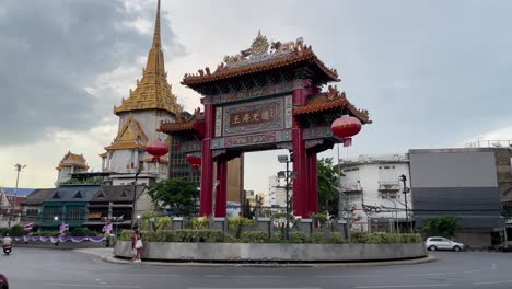 Das-China-Tor,-Westlicher-Eingang-Zum-Chinatown-Bangkok,-Wunderschönes-Verziertes-Zeremonielles-Tor