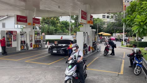 Menschen-Füllen-Den-Tank-An-Der-Galp-Tankstelle-In-Bangkok-Mit-Benzin