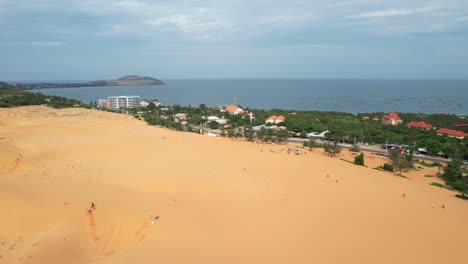 Luftaufnahmen-Von-Wüstensanddünen-In-Der-Nähe-Einer-Autobahnstraße-Entlang-Des-Ozeans-In-Mui-Ne,-Vietnam