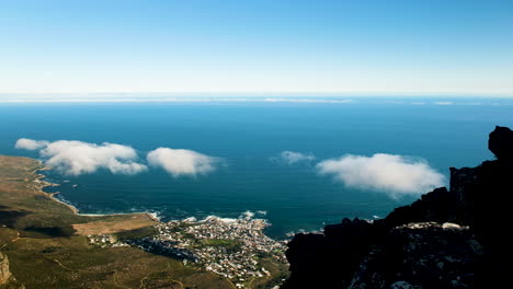 Vista-Por-Encima-De-Las-Nubes-Desde-La-Montaña-De-La-Mesa-Sobre-El-Pintoresco-Litoral-Atlántico,-Ciudad-Del-Cabo
